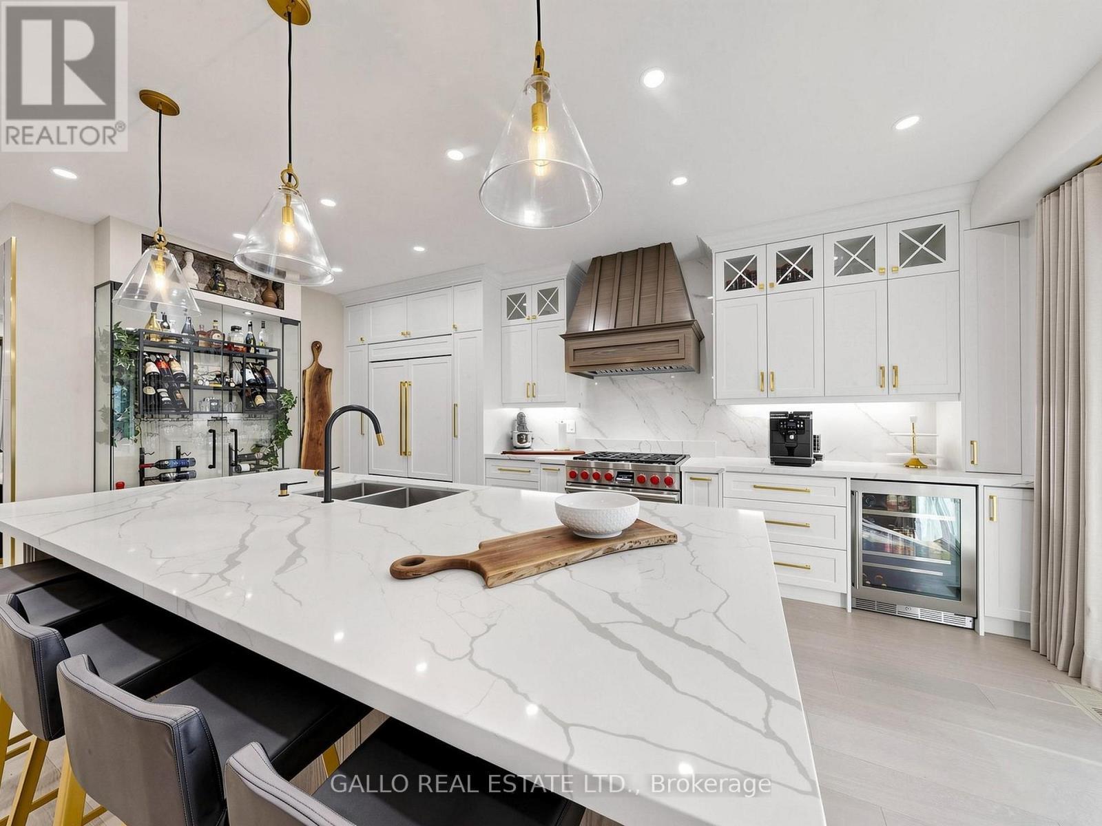 111 Pondmede Crescent, Whitchurch-Stouffville, ON - Indoor Photo Showing Kitchen With Double Sink With Upgraded Kitchen