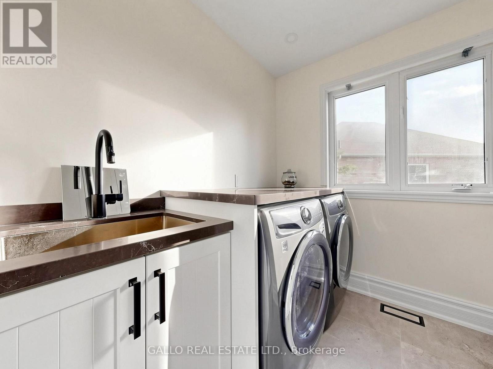 111 Pondmede Crescent, Whitchurch-Stouffville, ON - Indoor Photo Showing Laundry Room