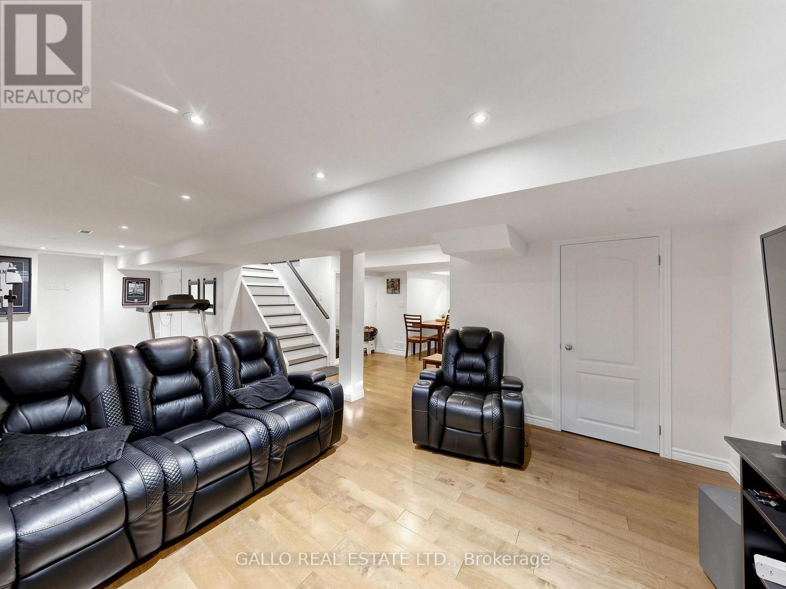 111 Pondmede Crescent, Whitchurch-Stouffville, ON - Indoor Photo Showing Living Room