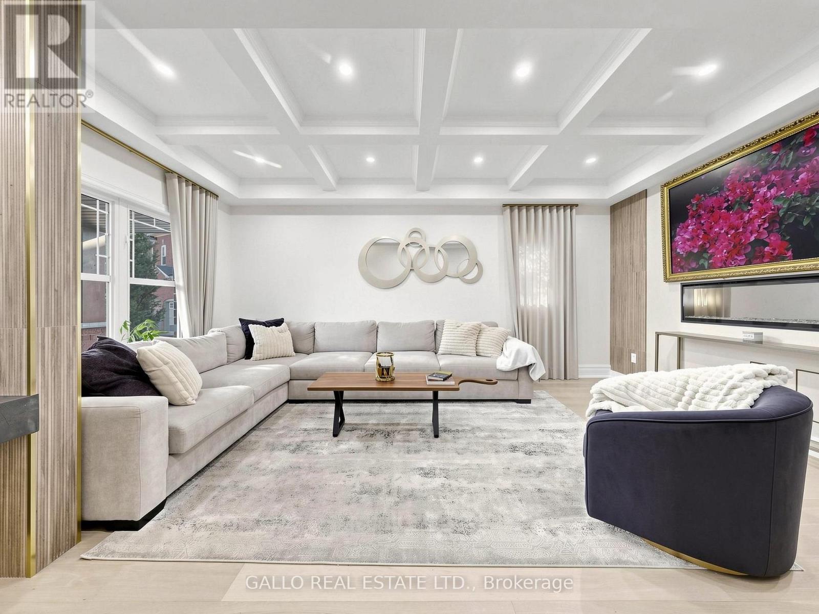 111 Pondmede Crescent, Whitchurch-Stouffville, ON - Indoor Photo Showing Living Room