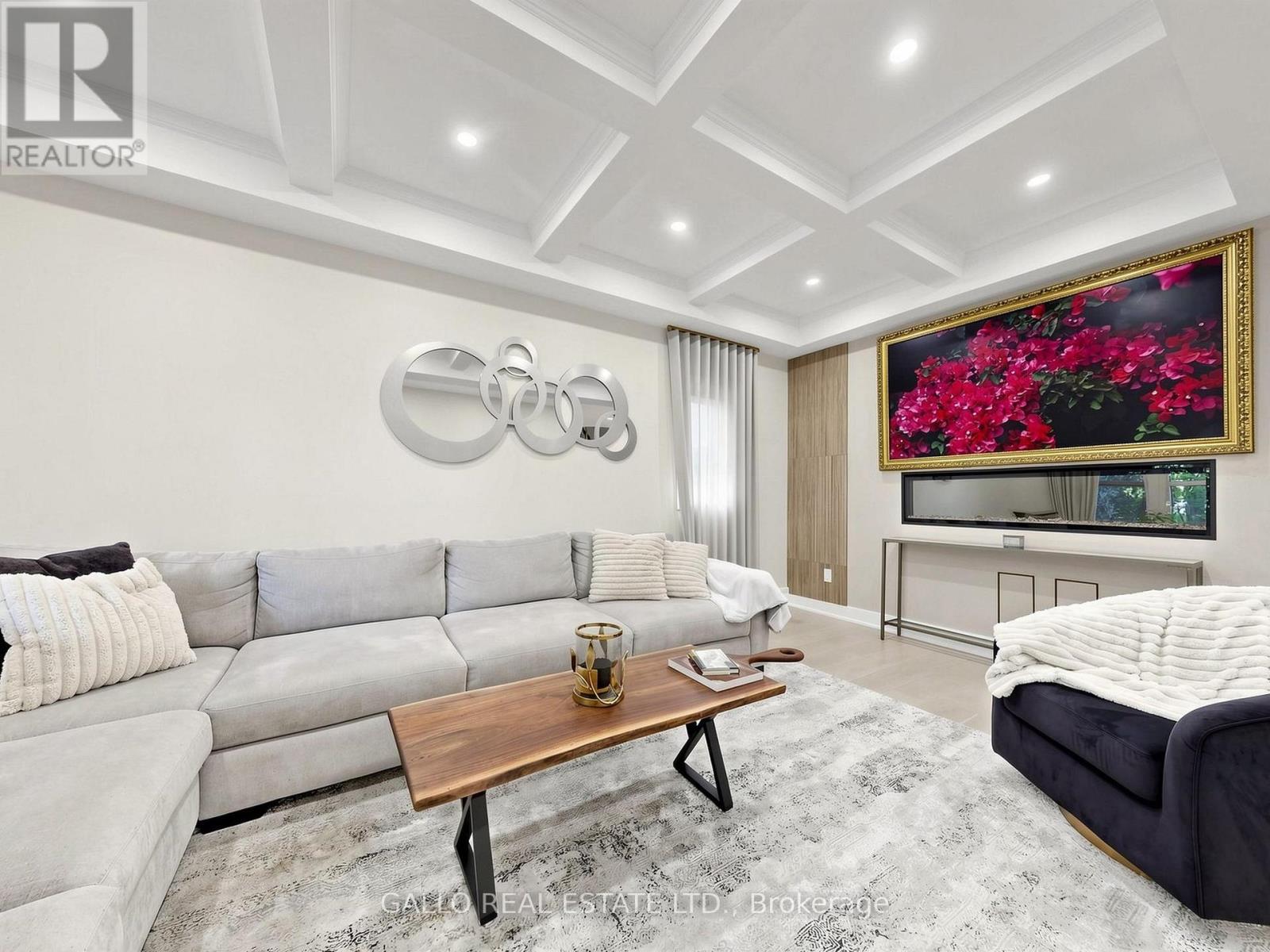 111 Pondmede Crescent, Whitchurch-Stouffville, ON - Indoor Photo Showing Living Room