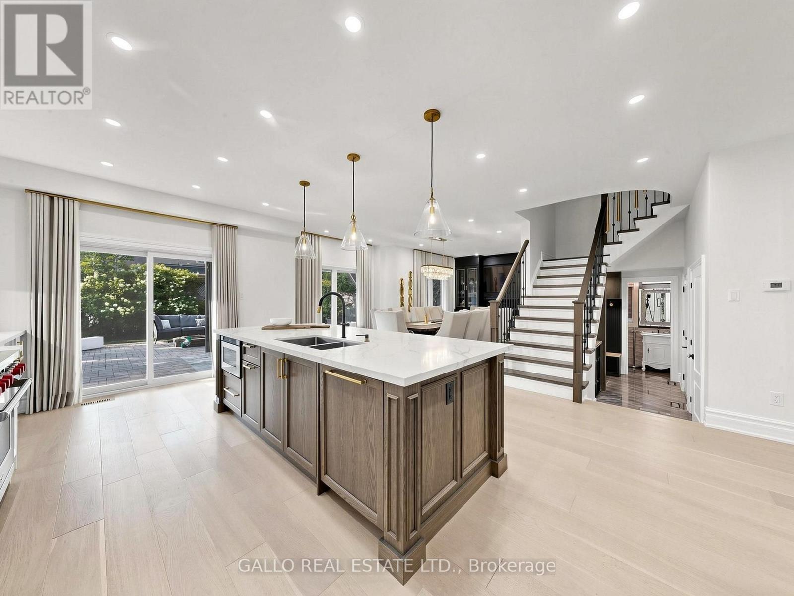 111 Pondmede Crescent, Whitchurch-Stouffville, ON - Indoor Photo Showing Kitchen With Double Sink With Upgraded Kitchen