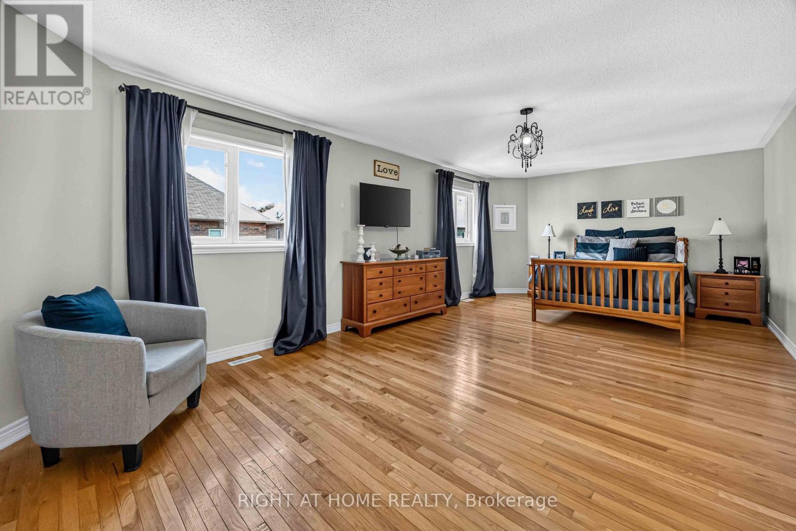 41 Foresta Drive, Vaughan, ON - Indoor Photo Showing Living Room