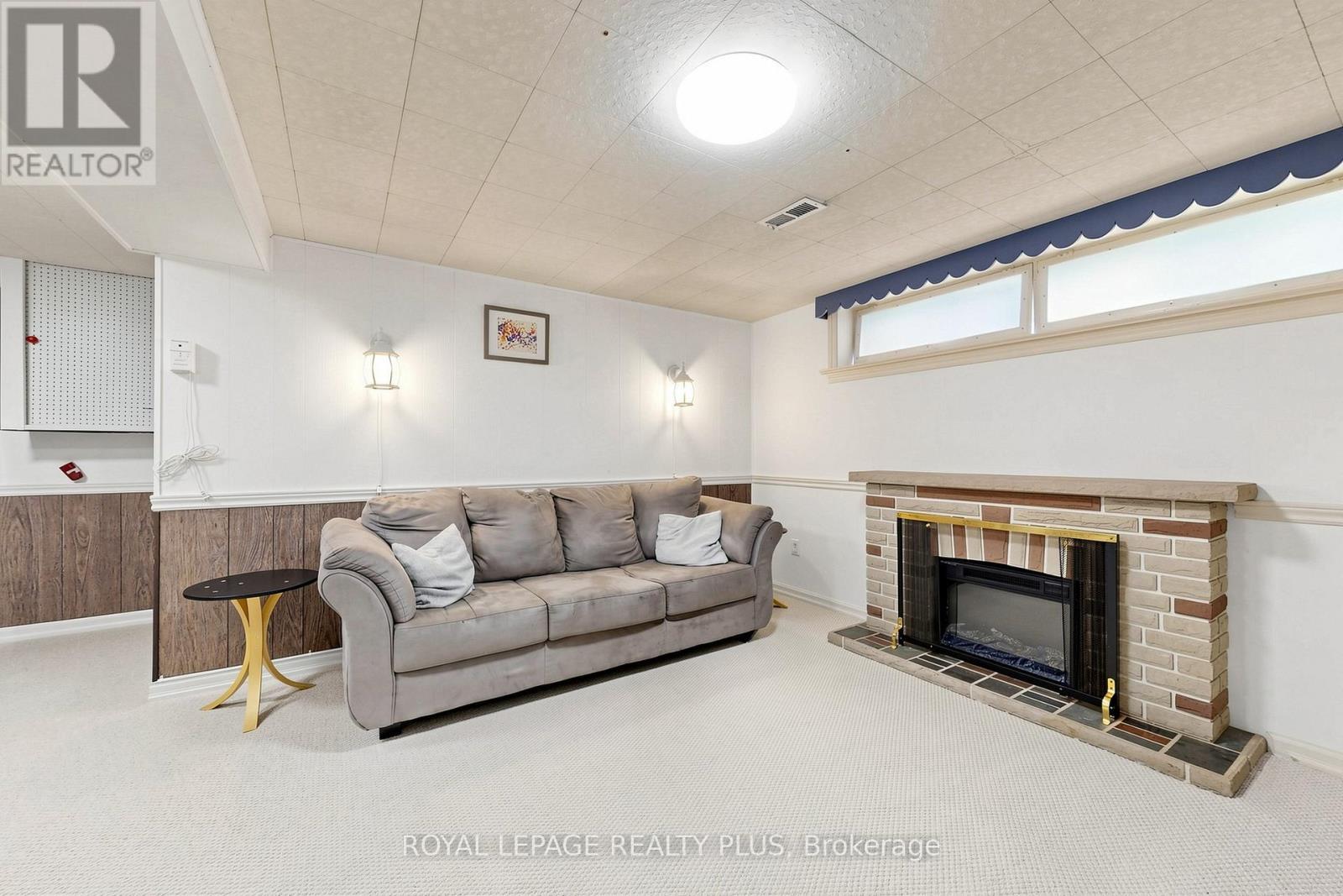 2359 Brookhurst Road, Mississauga, ON - Indoor Photo Showing Living Room With Fireplace