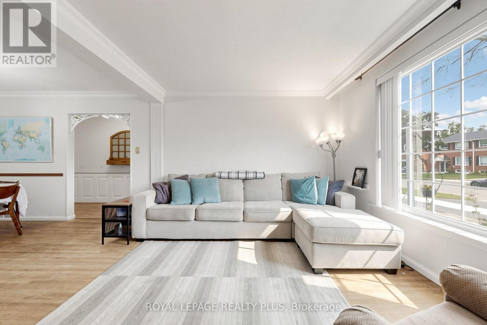 2359 Brookhurst Road, Mississauga, ON - Indoor Photo Showing Living Room