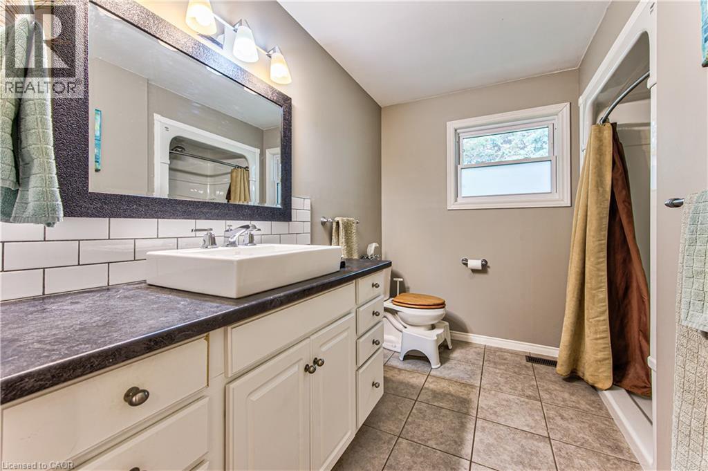 40 Peter Street, Scotland, ON - Indoor Photo Showing Bathroom