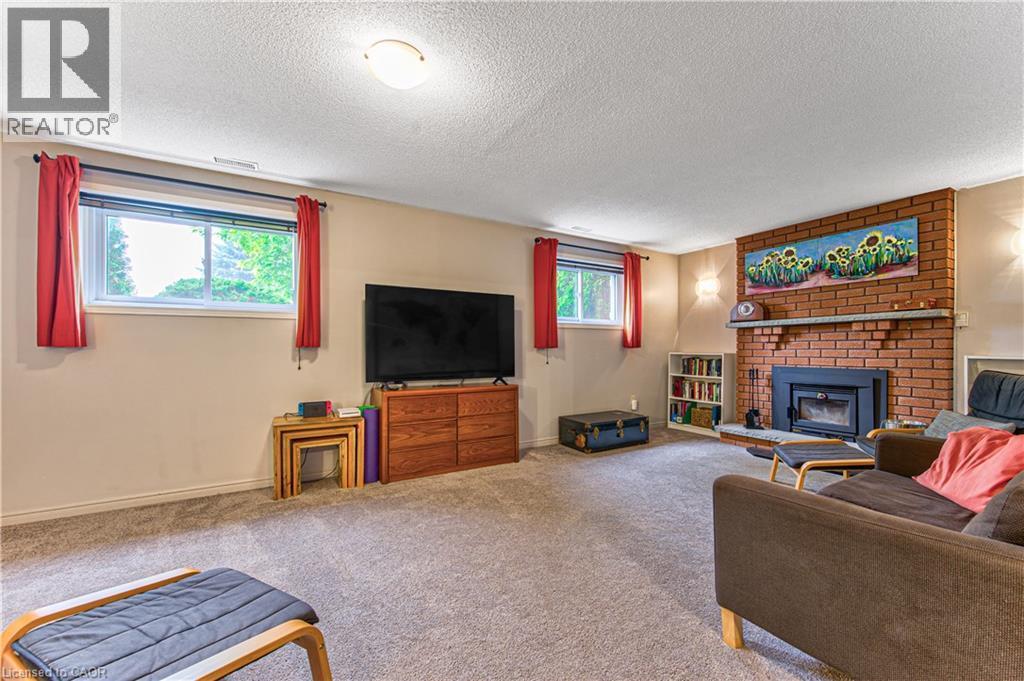 40 Peter Street, Scotland, ON - Indoor Photo Showing Living Room With Fireplace