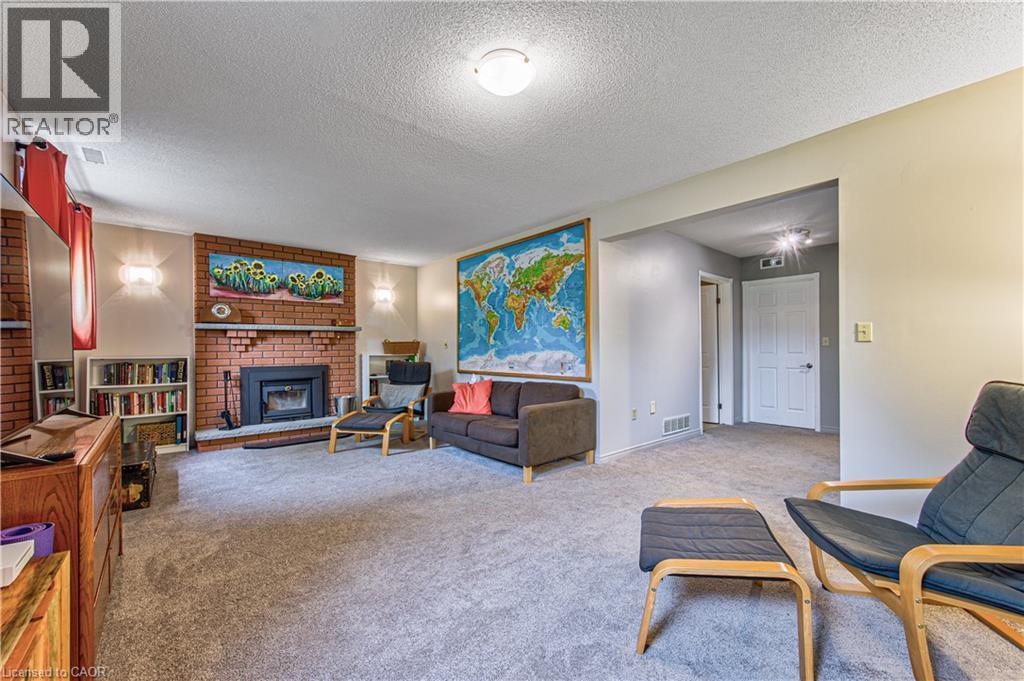 40 Peter Street, Scotland, ON - Indoor Photo Showing Living Room With Fireplace