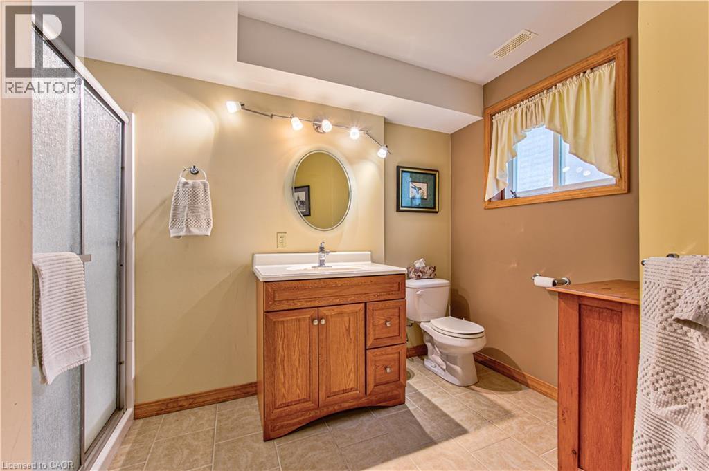 40 Peter Street, Scotland, ON - Indoor Photo Showing Bathroom