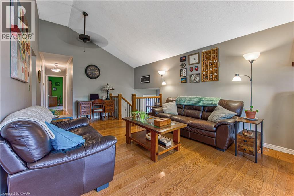 40 Peter Street, Scotland, ON - Indoor Photo Showing Living Room