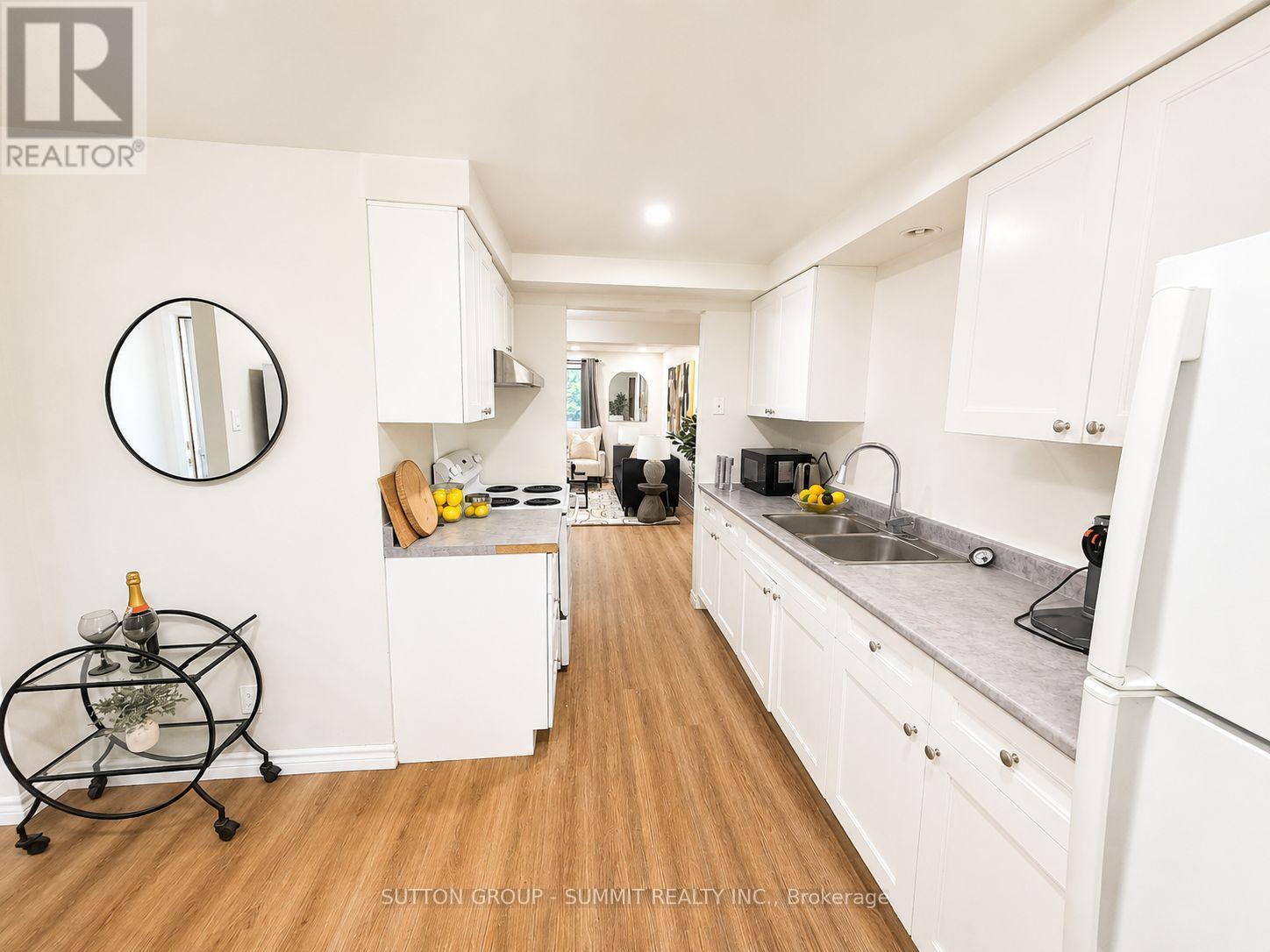 433A Dunvegan Drive, Waterloo, ON - Indoor Photo Showing Kitchen With Double Sink