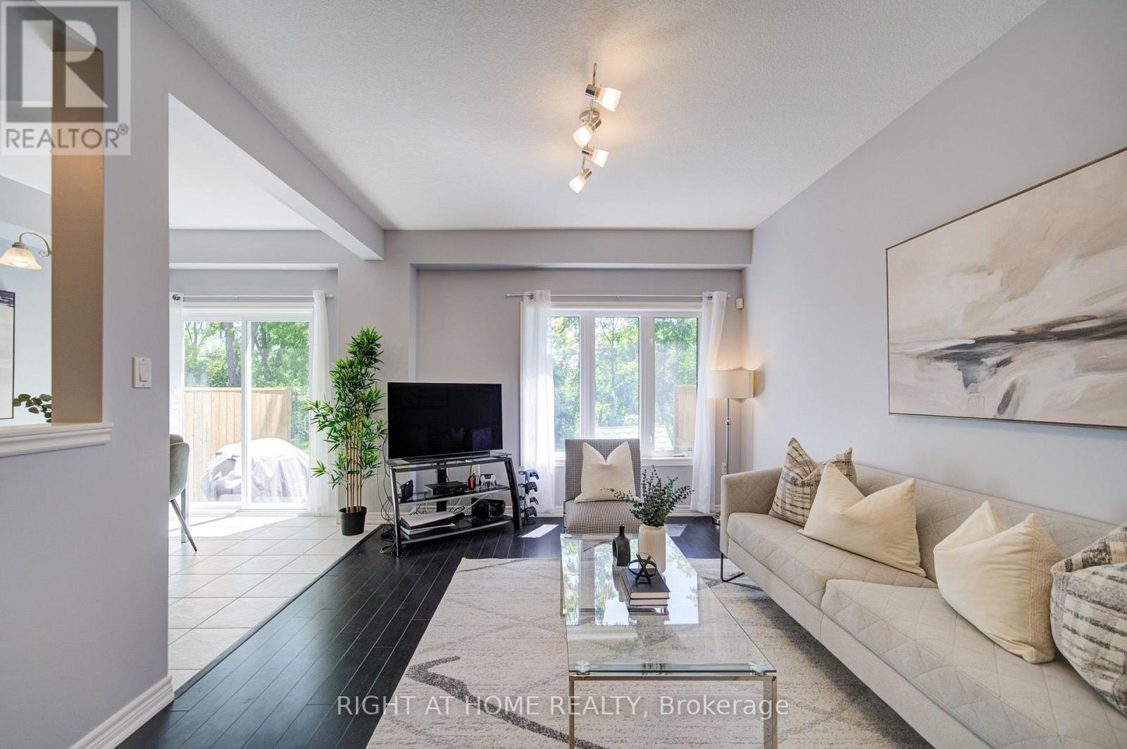 64 - 64 Myers Lane, Hamilton, ON - Indoor Photo Showing Living Room