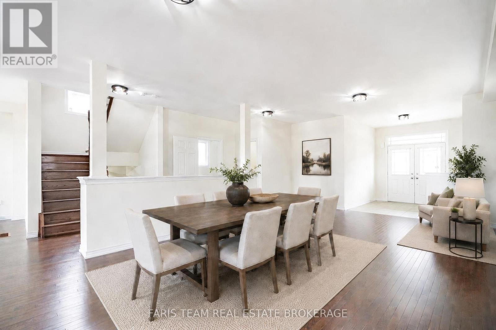 33 Pearl Street, Wasaga Beach, ON - Indoor Photo Showing Dining Room