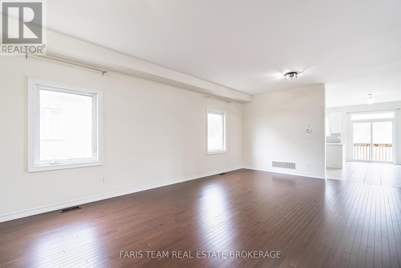 33 Pearl Street, Wasaga Beach, ON - Indoor Photo Showing Other Room