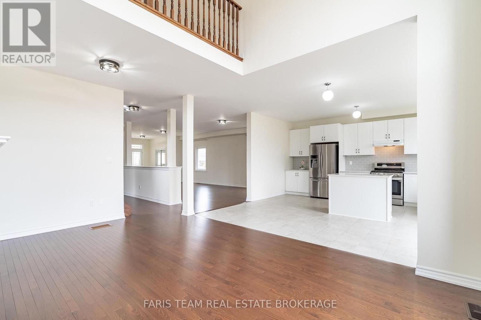 33 Pearl Street, Wasaga Beach, ON - Indoor Photo Showing Kitchen
