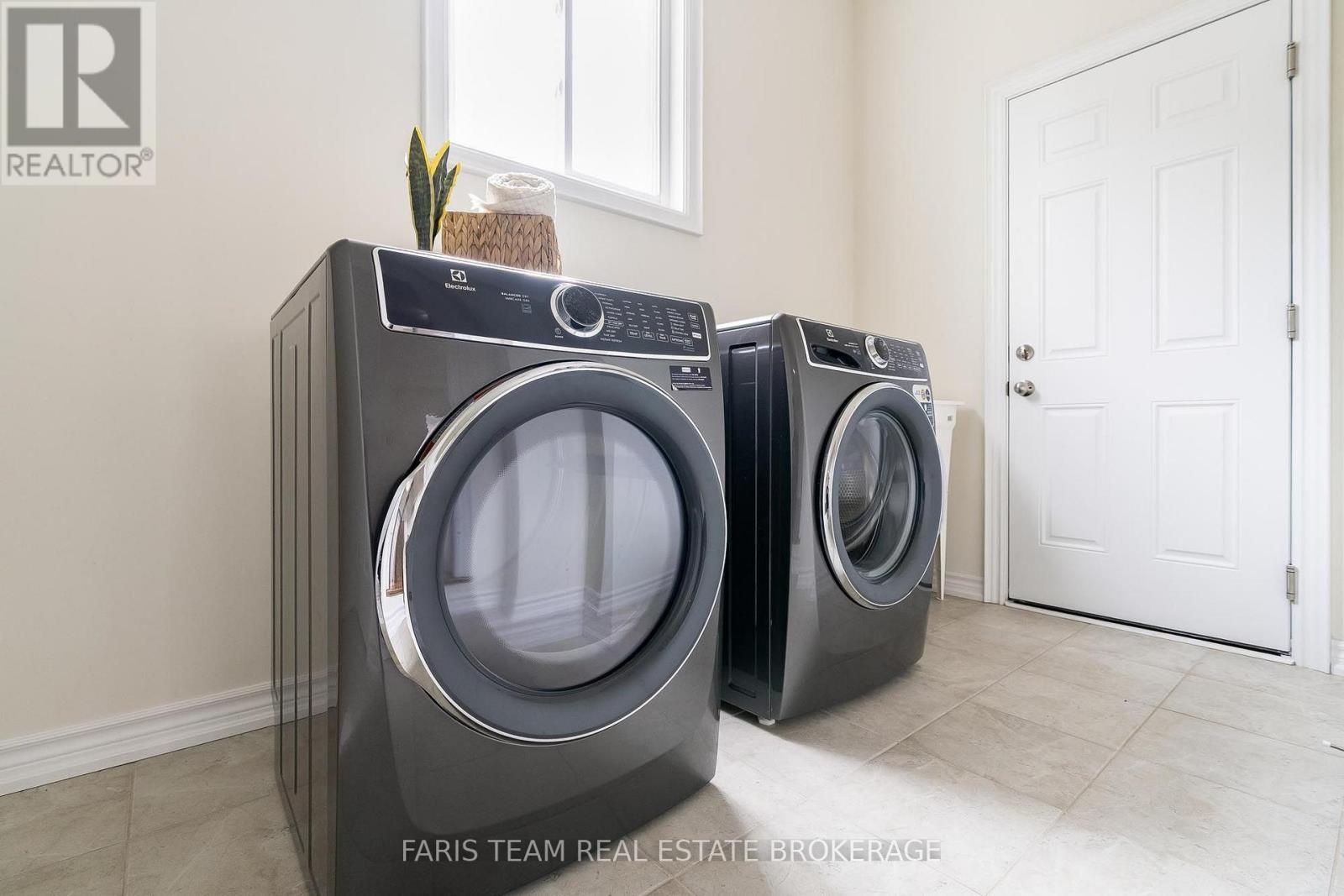 33 Pearl Street, Wasaga Beach, ON - Indoor Photo Showing Laundry Room