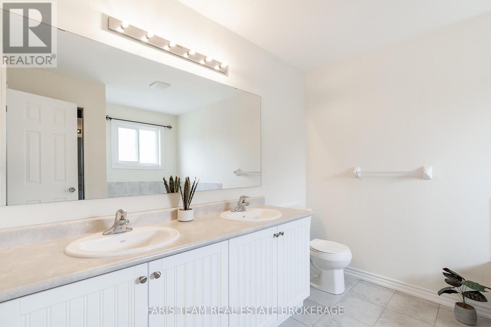 33 Pearl Street, Wasaga Beach, ON - Indoor Photo Showing Bathroom