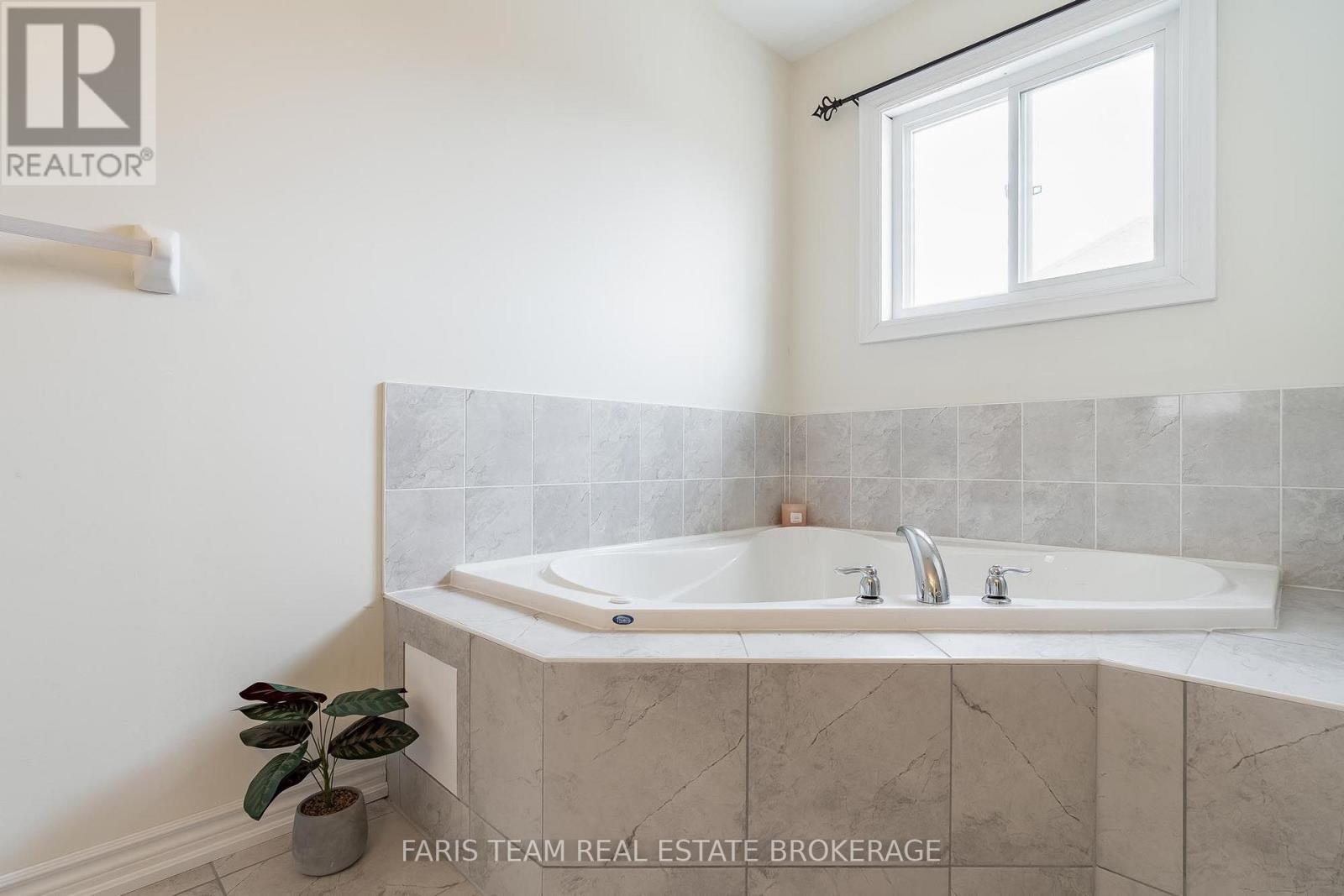 33 Pearl Street, Wasaga Beach, ON - Indoor Photo Showing Bathroom