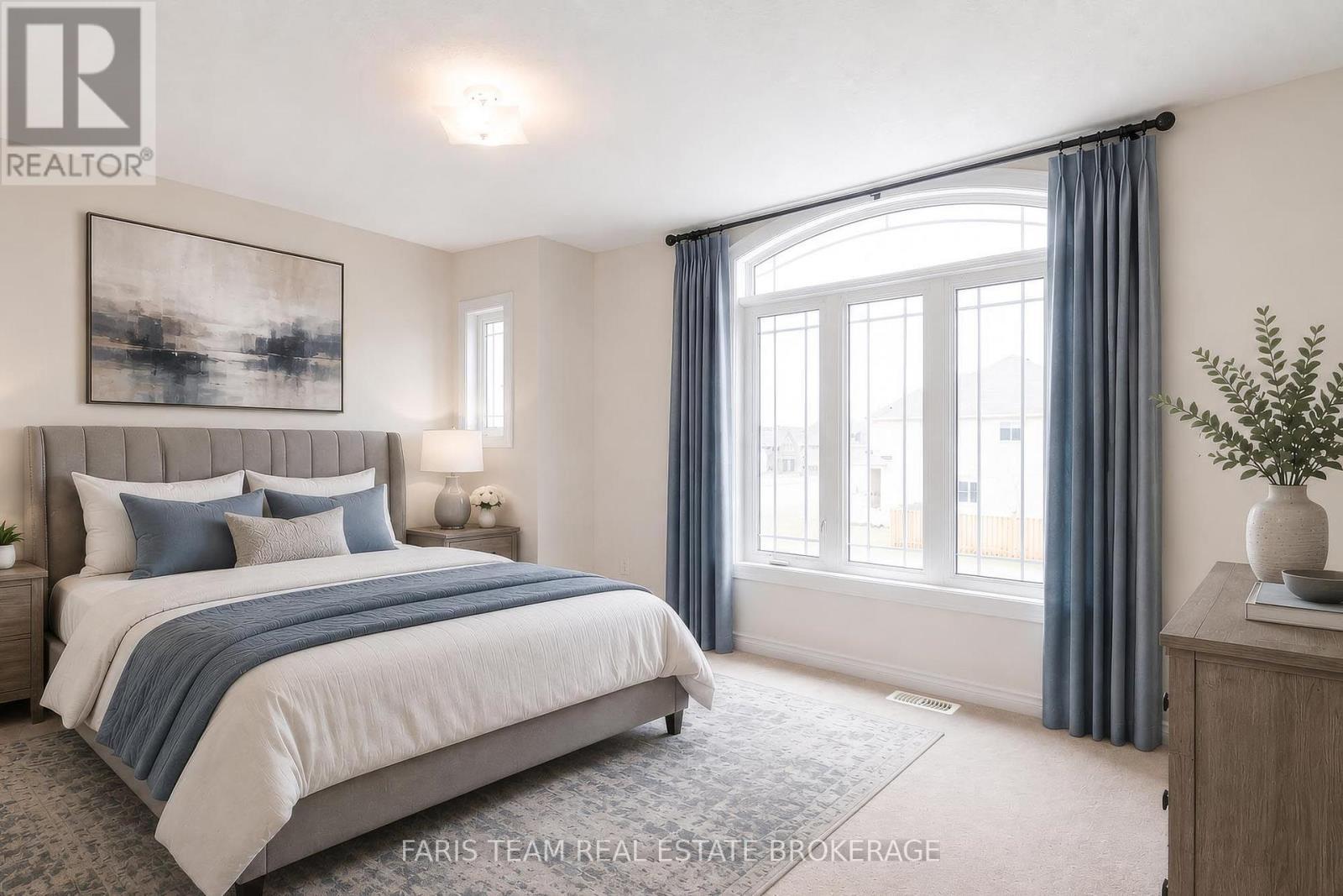 33 Pearl Street, Wasaga Beach, ON - Indoor Photo Showing Bedroom