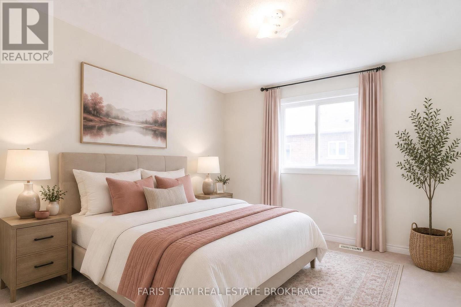 33 Pearl Street, Wasaga Beach, ON - Indoor Photo Showing Bedroom