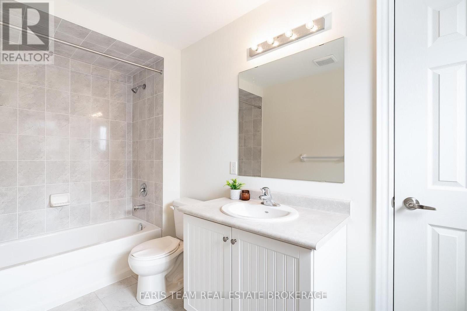 33 Pearl Street, Wasaga Beach, ON - Indoor Photo Showing Bathroom
