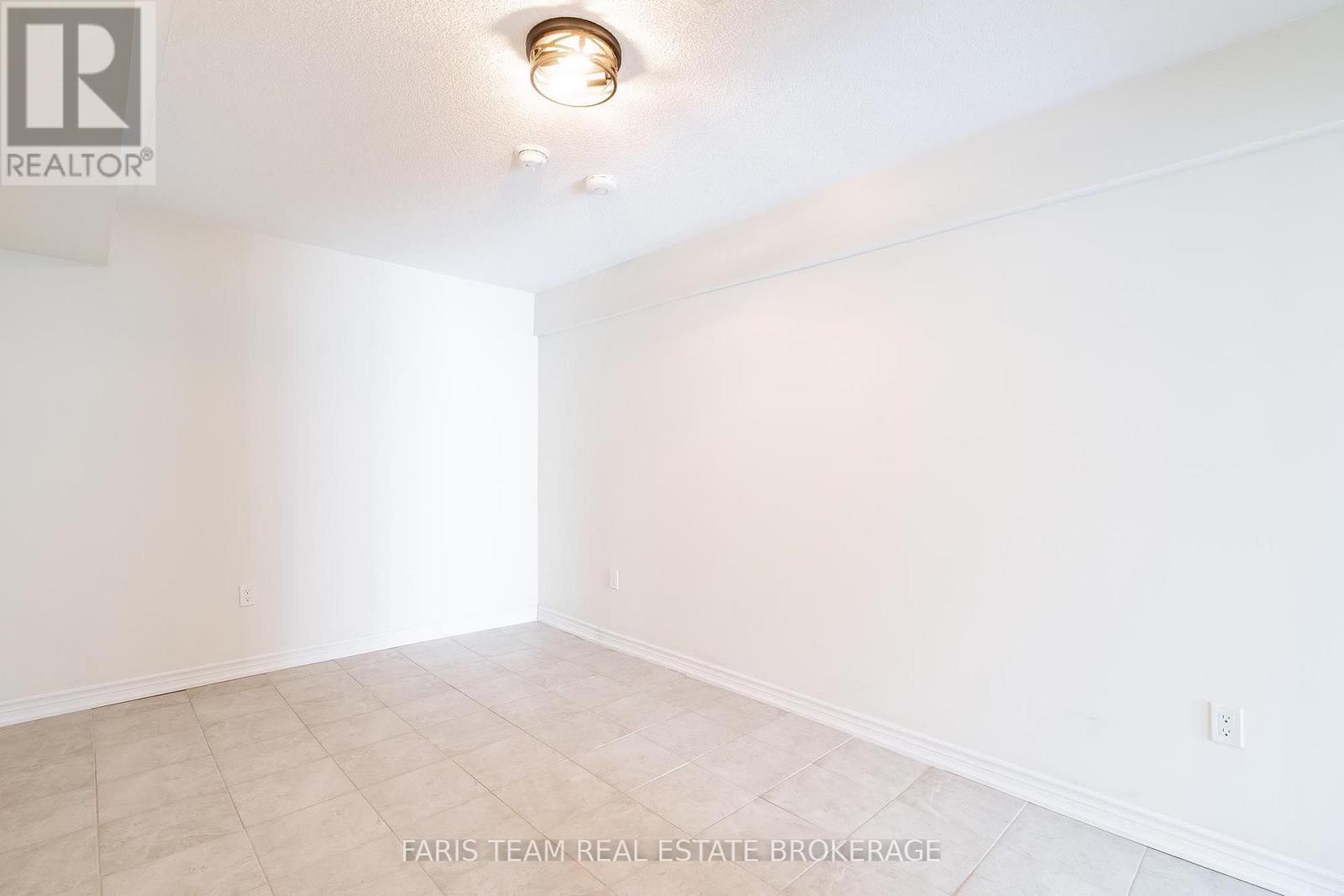 33 Pearl Street, Wasaga Beach, ON - Indoor Photo Showing Other Room