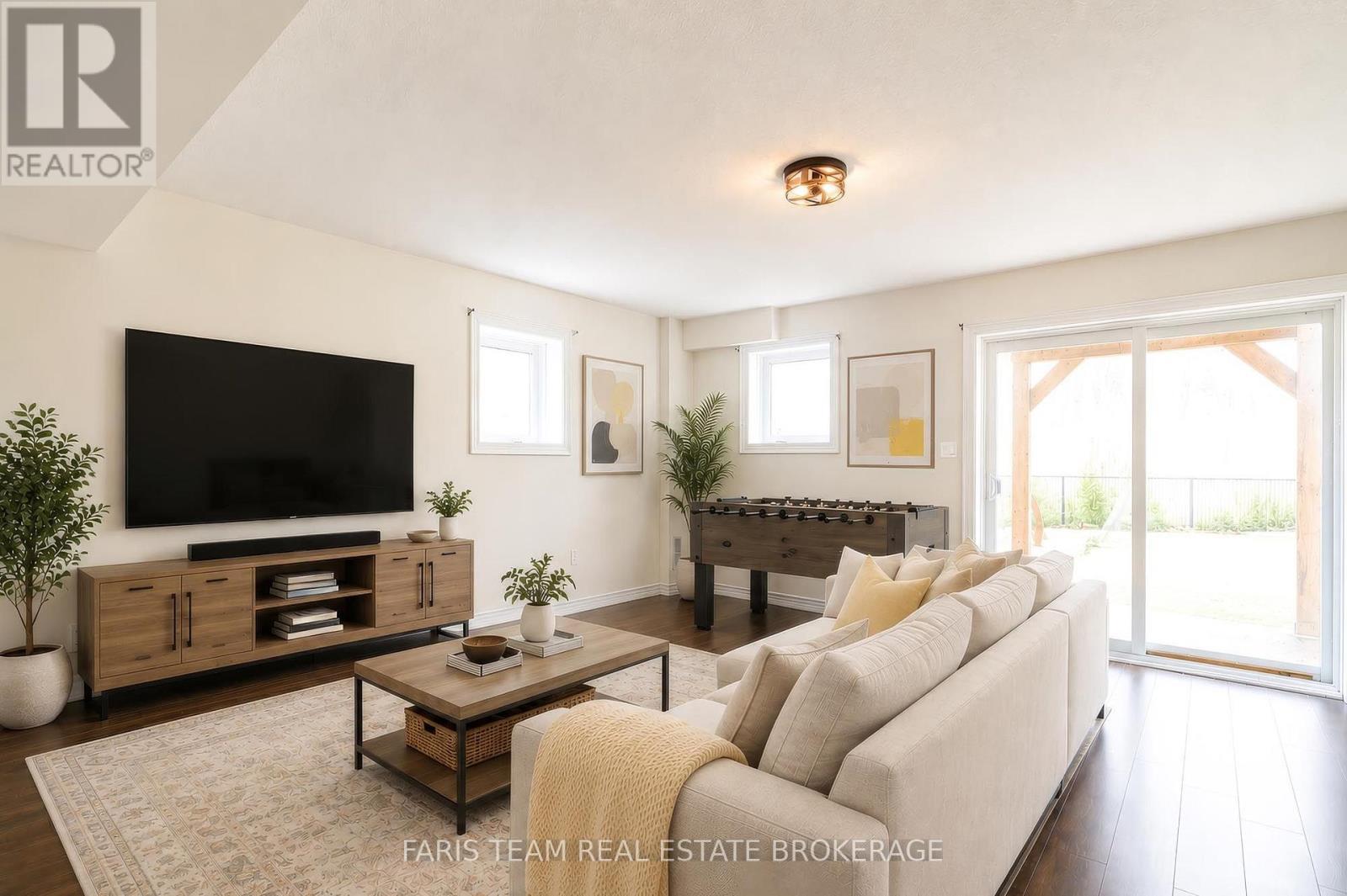 33 Pearl Street, Wasaga Beach, ON - Indoor Photo Showing Living Room