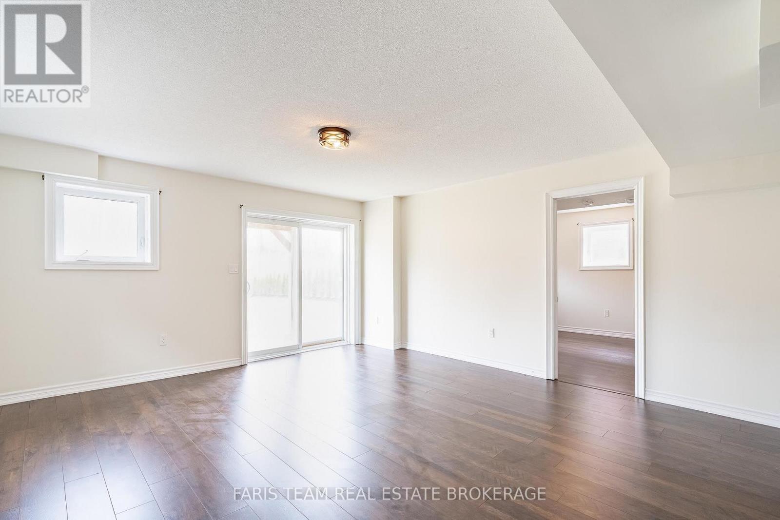 33 Pearl Street, Wasaga Beach, ON - Indoor Photo Showing Other Room