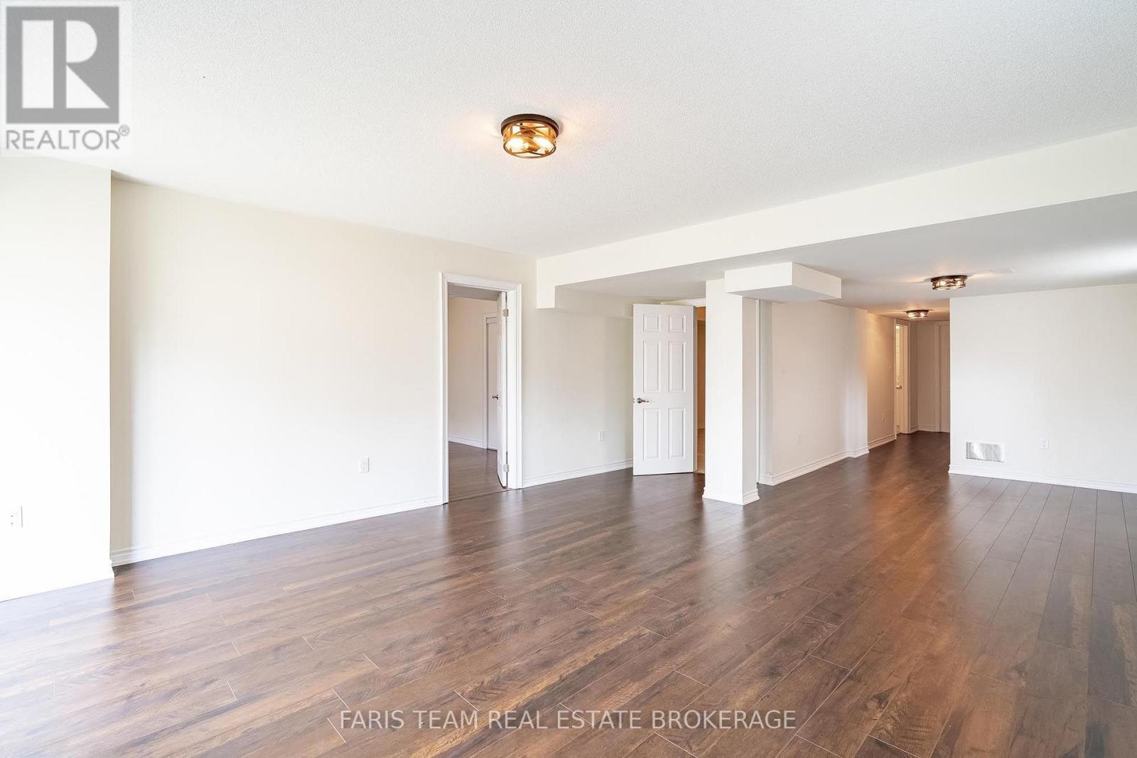 33 Pearl Street, Wasaga Beach, ON - Indoor Photo Showing Other Room