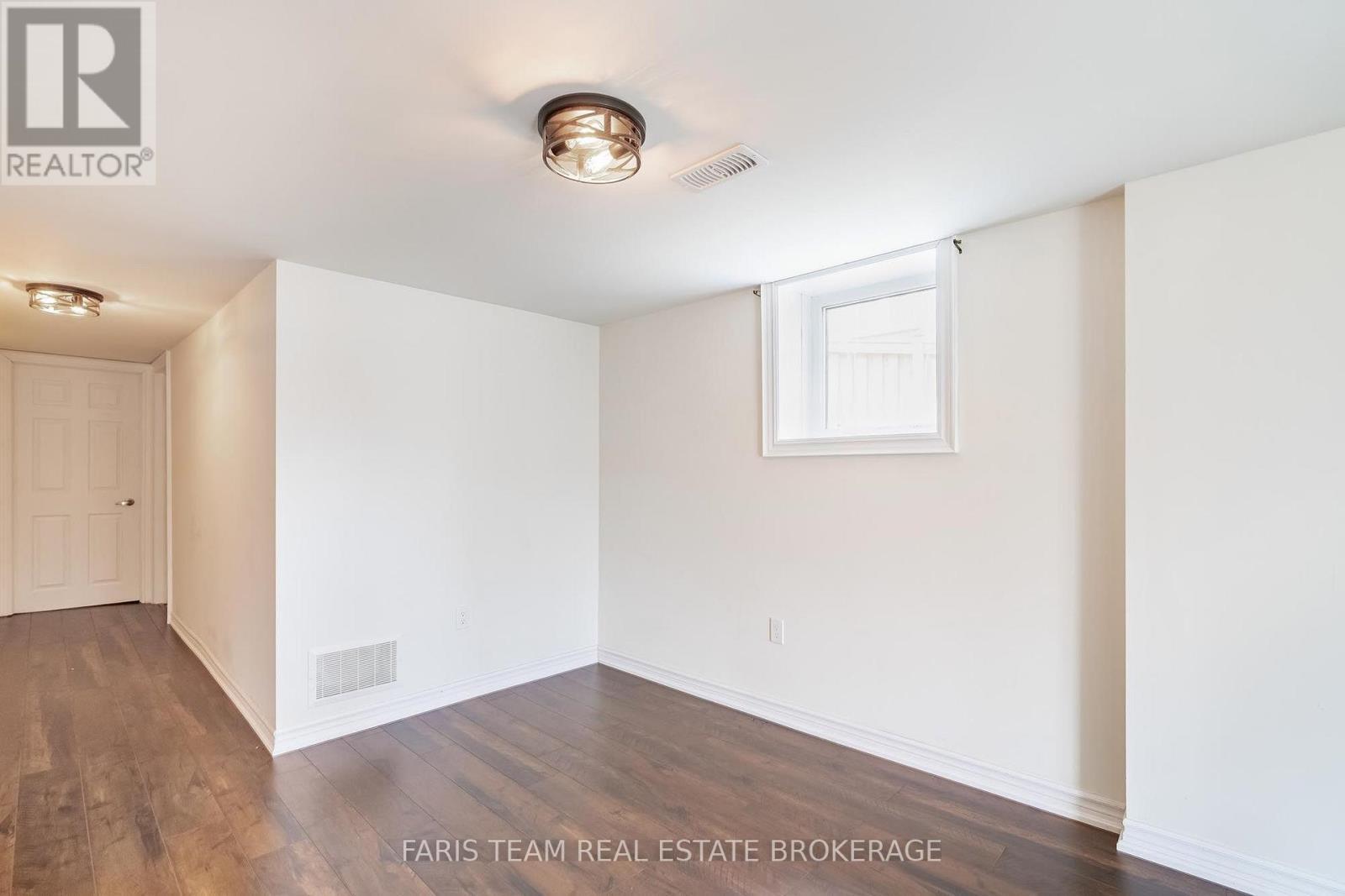 33 Pearl Street, Wasaga Beach, ON - Indoor Photo Showing Other Room