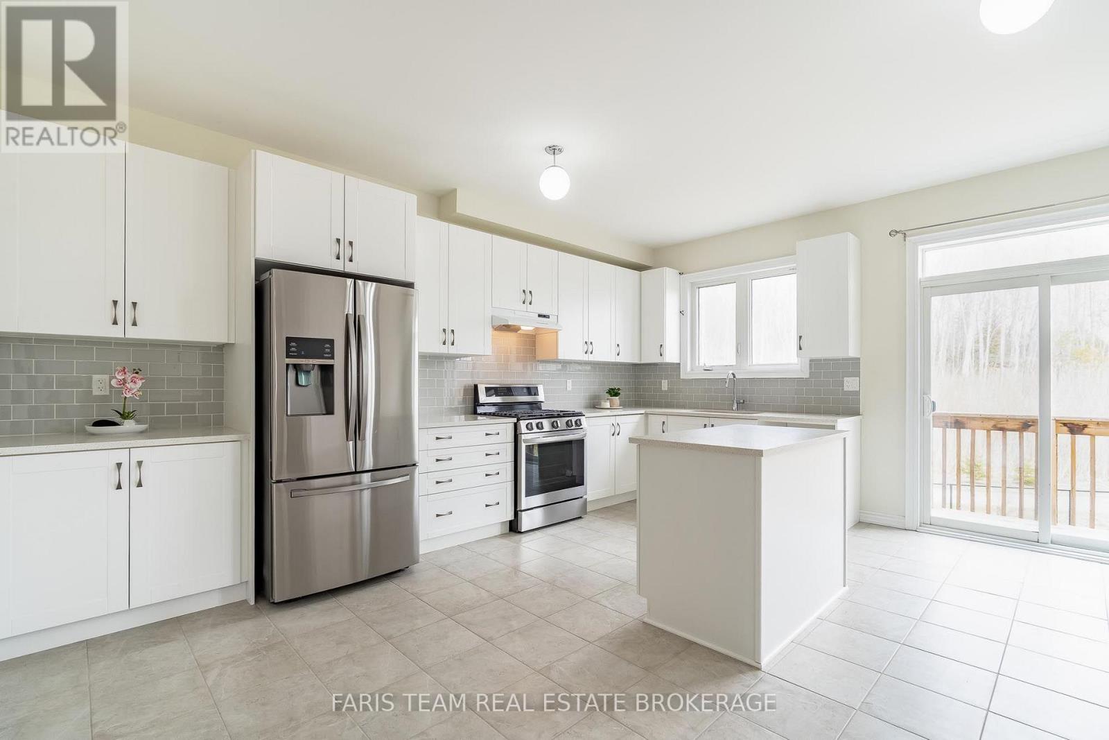 33 Pearl Street, Wasaga Beach, ON - Indoor Photo Showing Kitchen