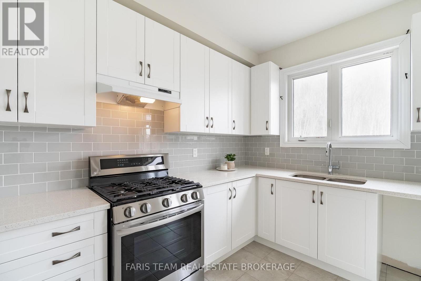 33 Pearl Street, Wasaga Beach, ON - Indoor Photo Showing Kitchen With Double Sink