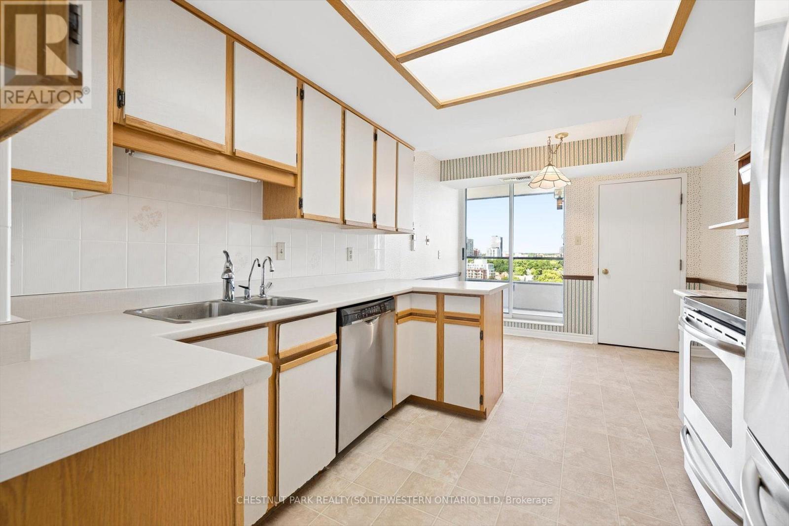 1101 - 4 Willow Street, Waterloo, ON - Indoor Photo Showing Kitchen