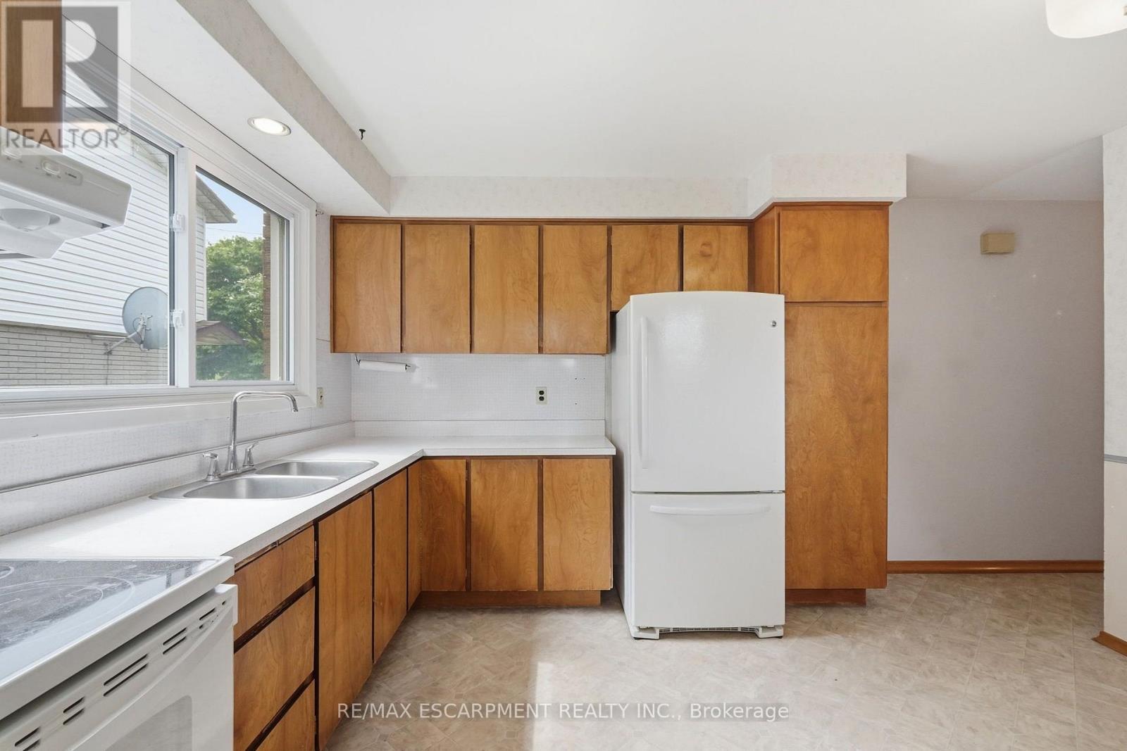 6 Caprice Court, Hamilton, ON - Indoor Photo Showing Kitchen With Double Sink