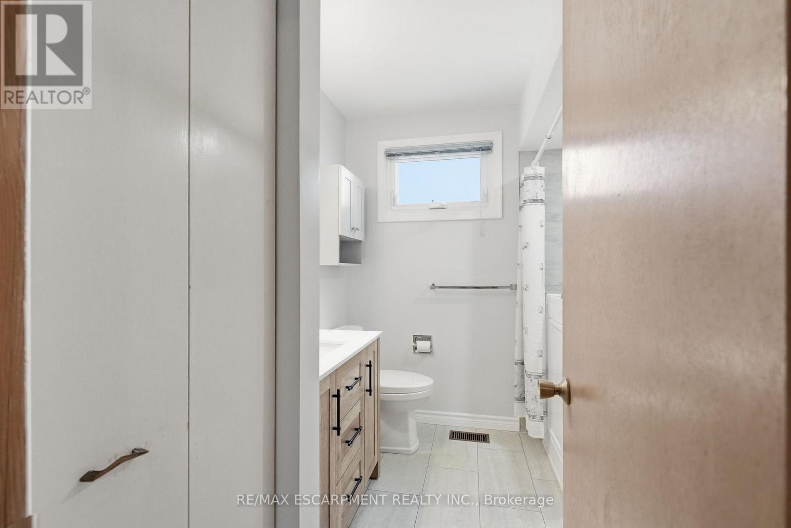 6 Caprice Court, Hamilton, ON - Indoor Photo Showing Bathroom