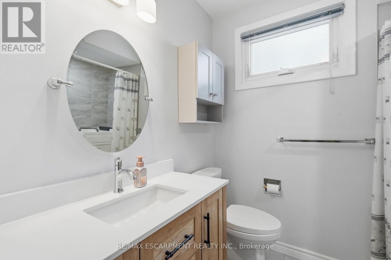 6 Caprice Court, Hamilton, ON - Indoor Photo Showing Bathroom