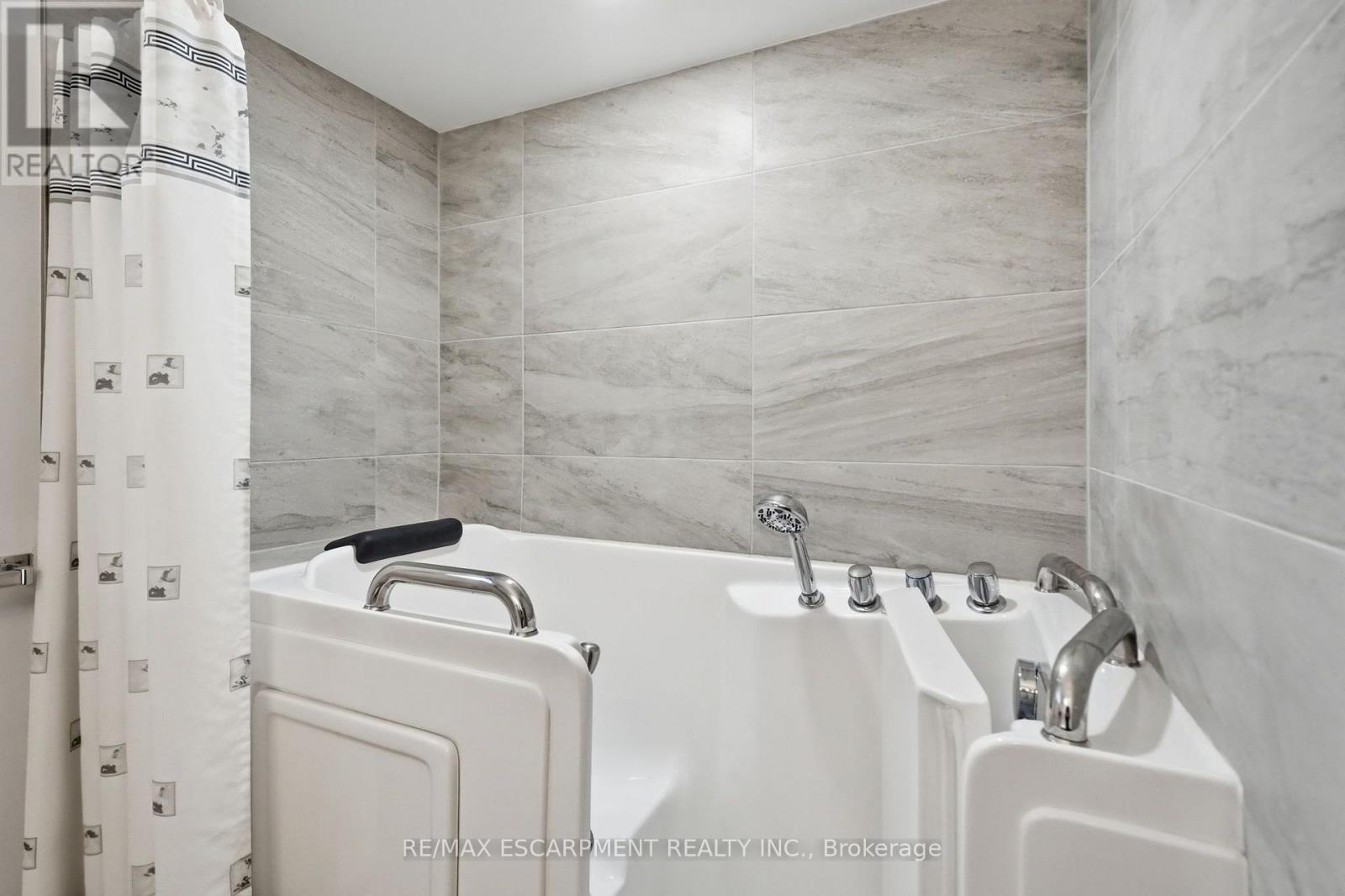 6 Caprice Court, Hamilton, ON - Indoor Photo Showing Bathroom
