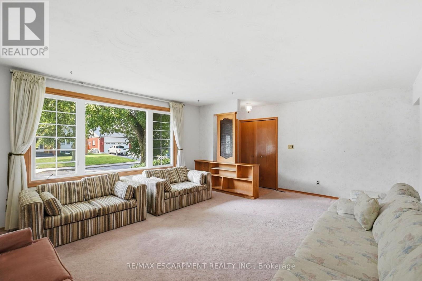 6 Caprice Court, Hamilton, ON - Indoor Photo Showing Living Room
