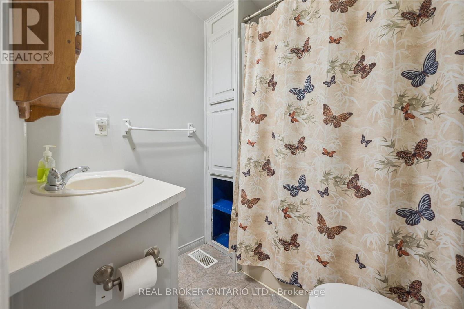 445 Pine Pass, Centre Wellington, ON - Indoor Photo Showing Bathroom