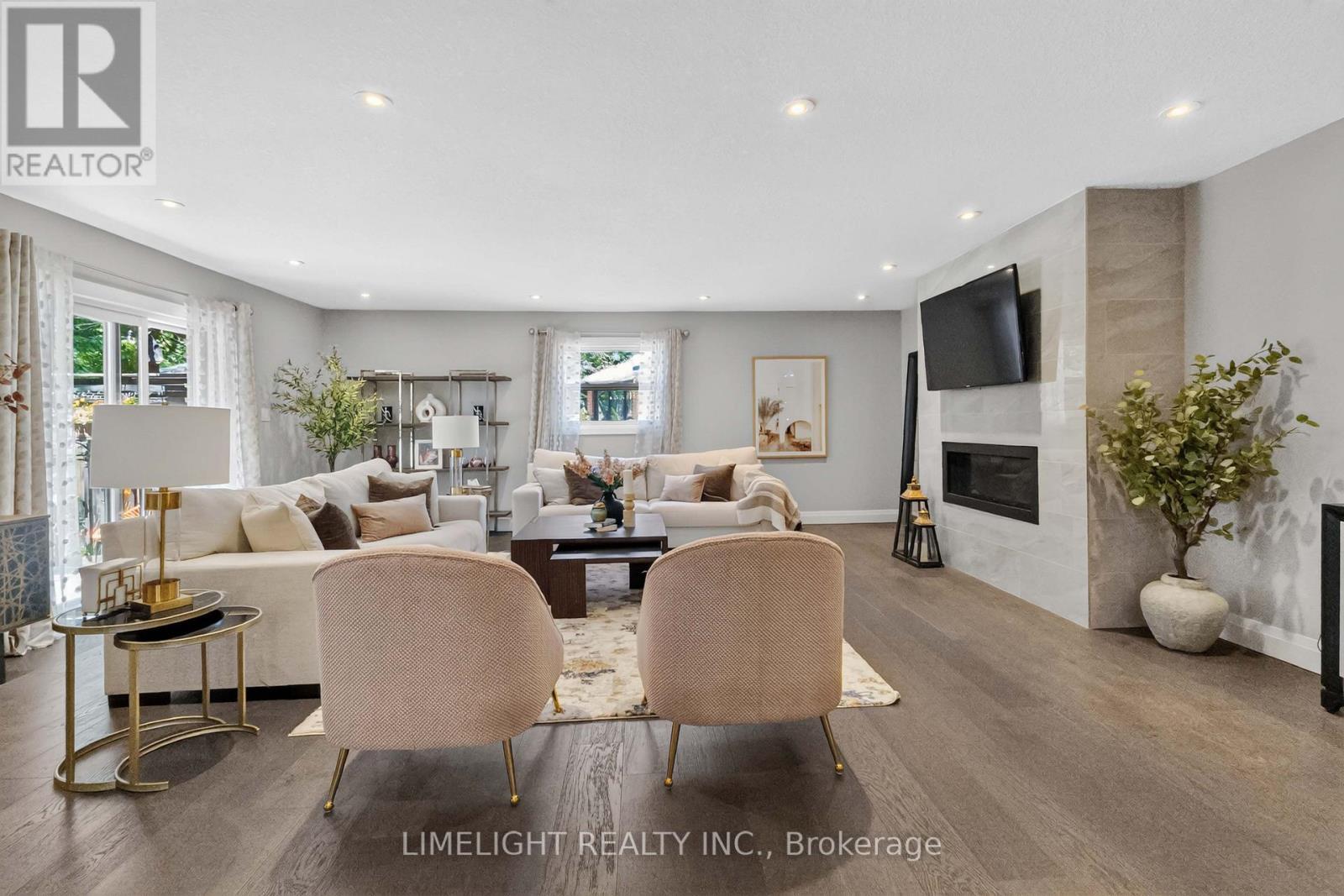 836 Manchester Road, London North (North L), ON - Indoor Photo Showing Living Room With Fireplace
