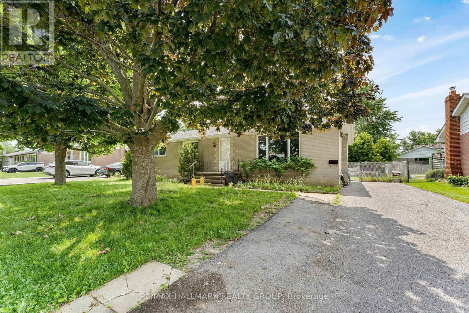 75 Briscoe Street, Loyalist (Amherstview), ON - Outdoor