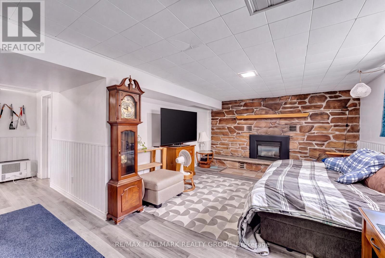 75 Briscoe Street, Loyalist (Amherstview), ON - Indoor With Fireplace