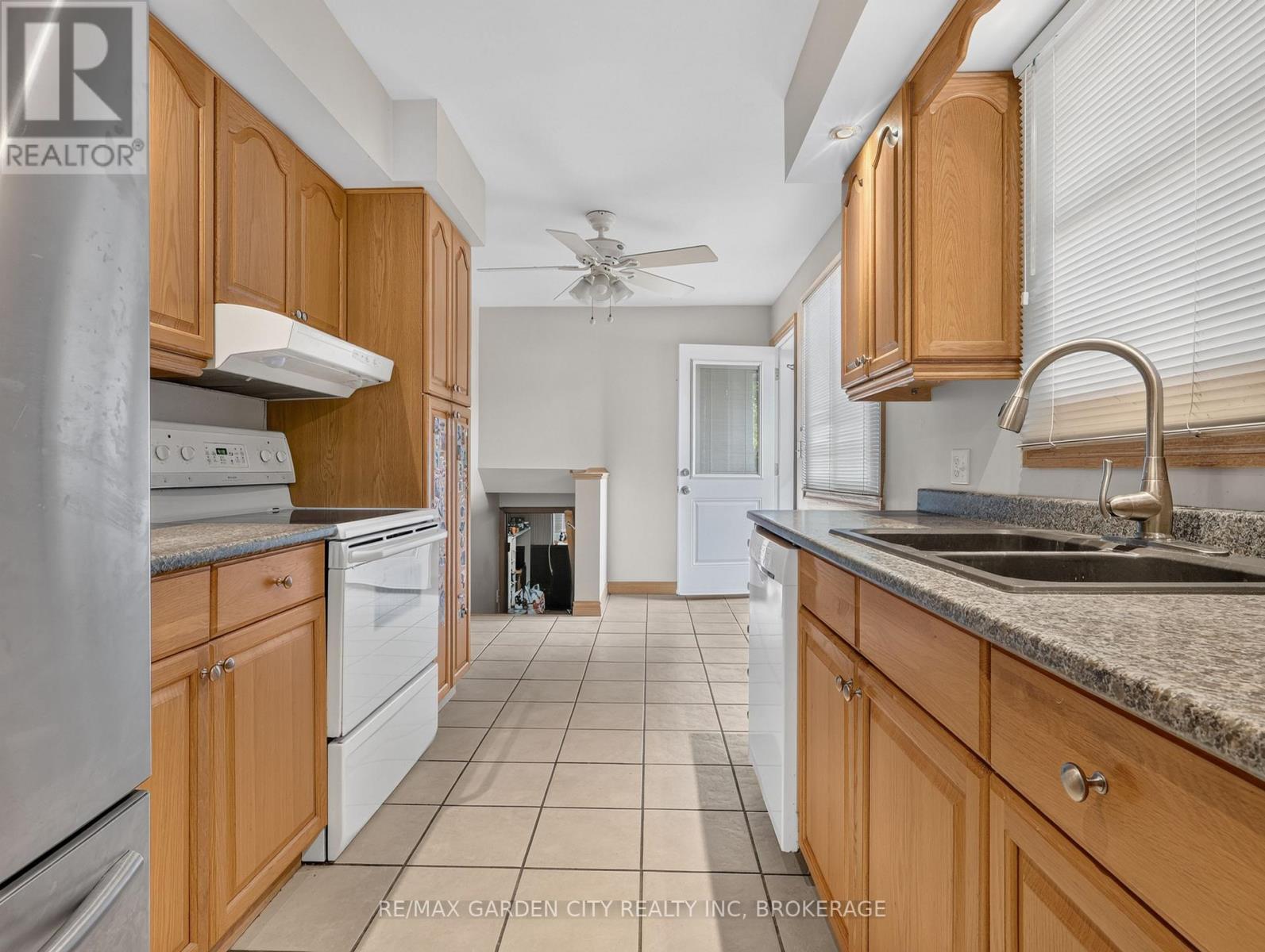 19 Black Knight Road, St. Catharines (Lakeport), ON - Indoor Photo Showing Kitchen With Double Sink