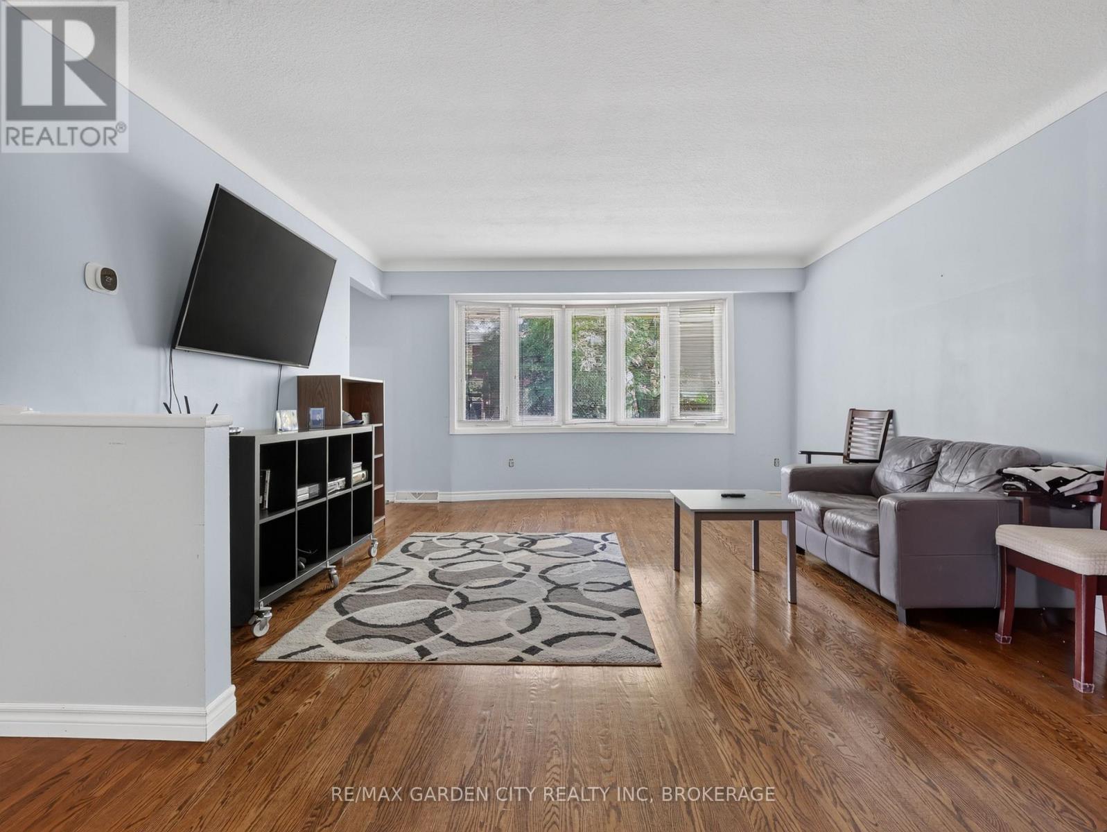 19 Black Knight Road, St. Catharines (Lakeport), ON - Indoor Photo Showing Living Room