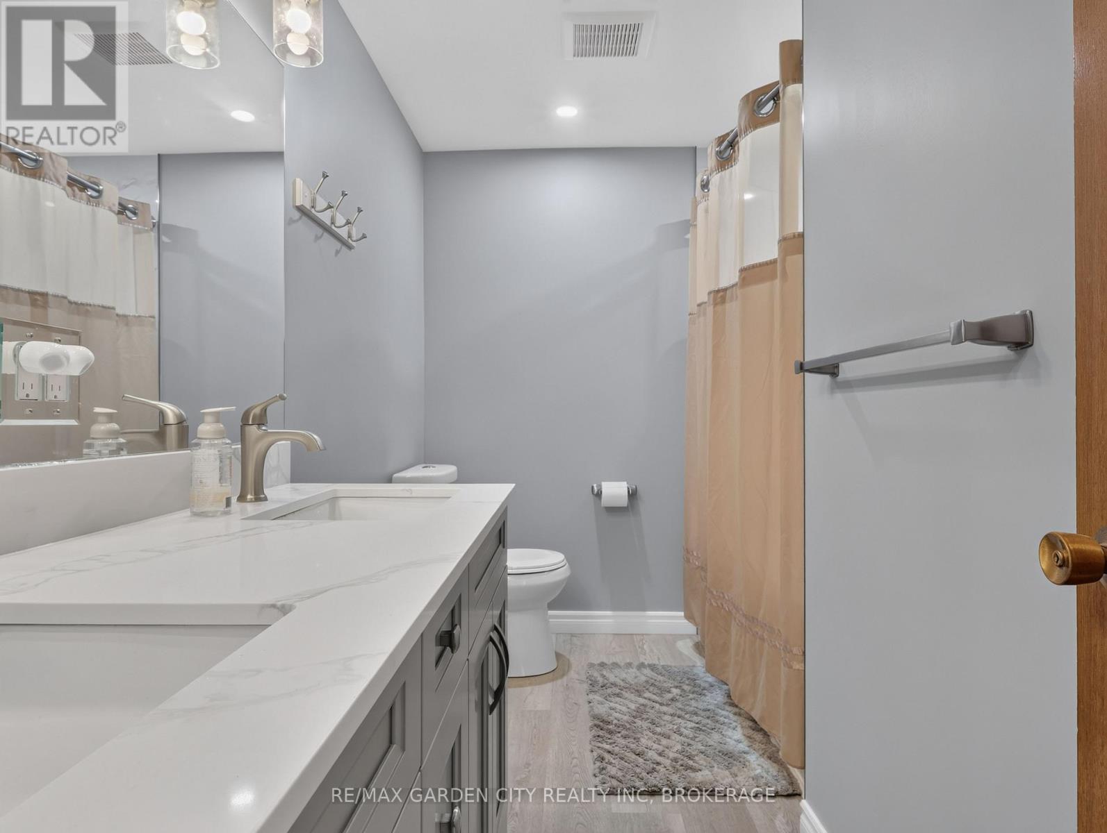 19 Black Knight Road, St. Catharines (Lakeport), ON - Indoor Photo Showing Bathroom