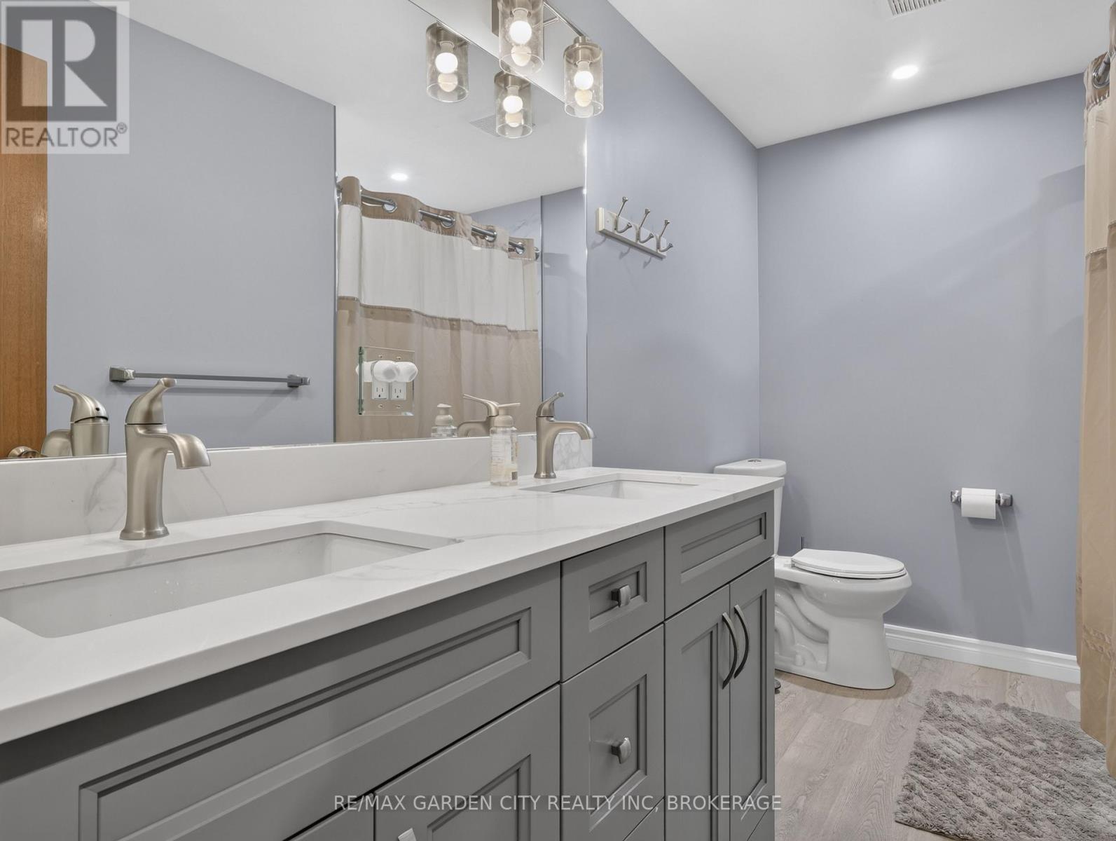 19 Black Knight Road, St. Catharines (Lakeport), ON - Indoor Photo Showing Bathroom