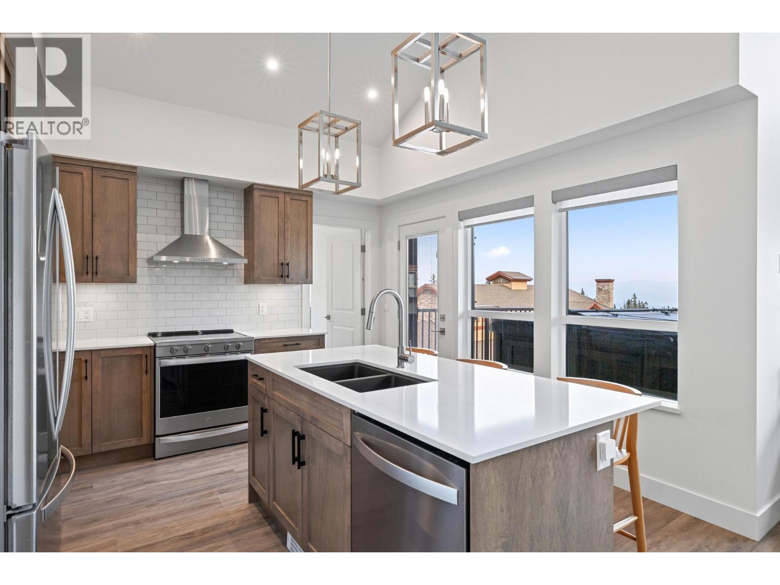 5075 Snowbird Way Unit# 8E, Big White, BC - Indoor Photo Showing Kitchen With Double Sink With Upgraded Kitchen