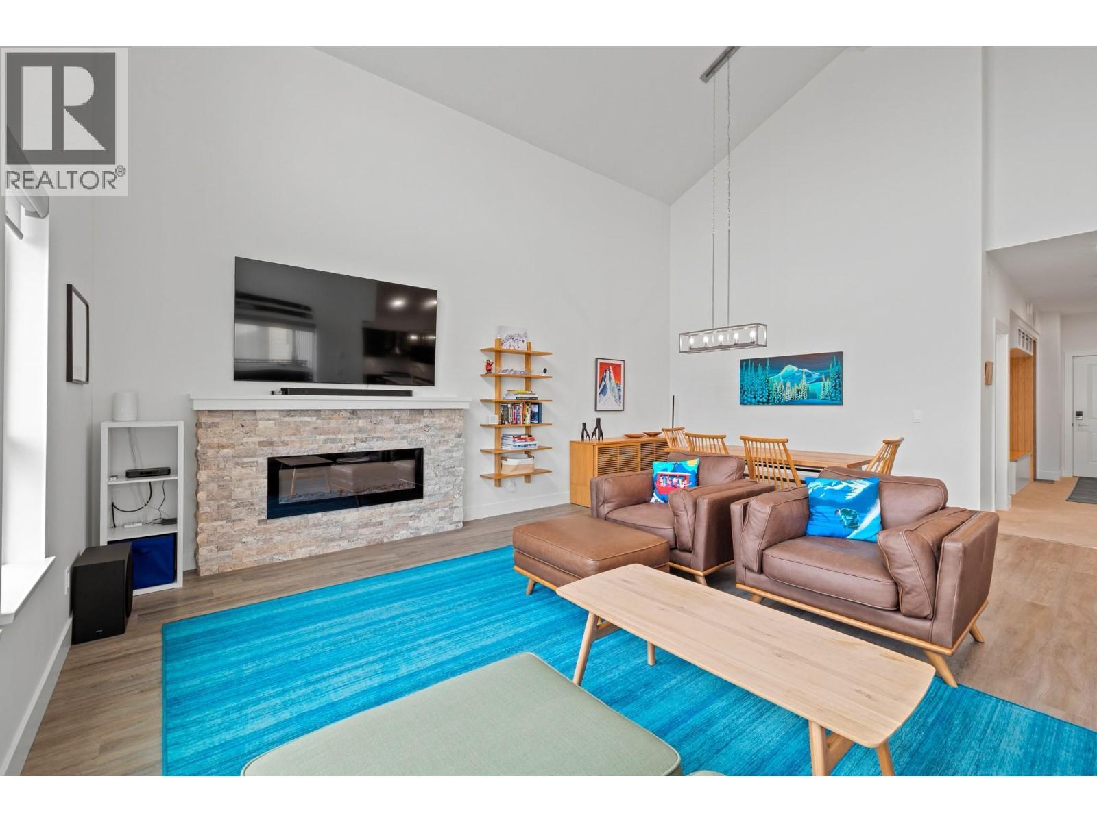 5075 Snowbird Way Unit# 8E, Big White, BC - Indoor Photo Showing Living Room With Fireplace