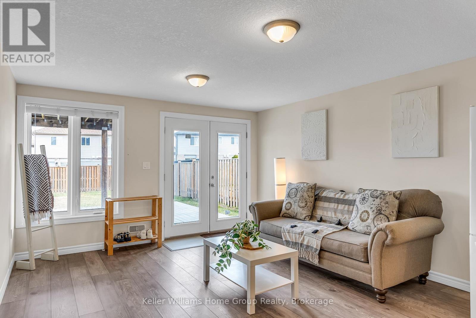 17 Dudley Drive, Guelph (Kortright East), ON - Indoor Photo Showing Living Room