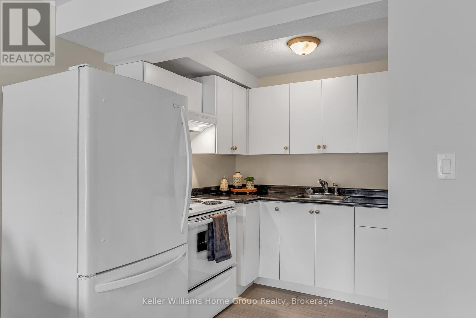 17 Dudley Drive, Guelph (Kortright East), ON - Indoor Photo Showing Kitchen